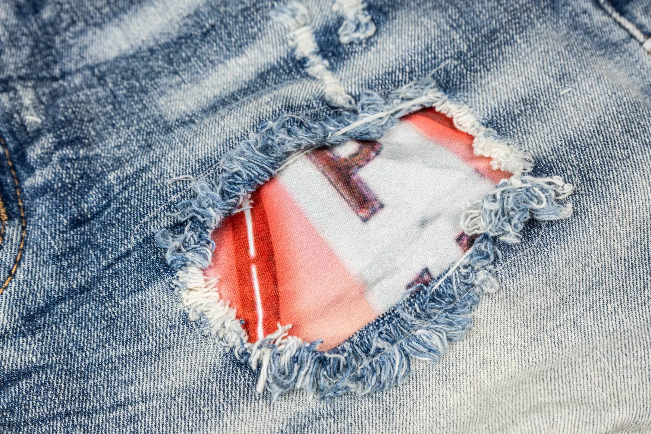 135 Purple Purple's ripped jeans are made of Light Blue washed denim fabric, giving them a full aged feel. Large holes on the thighs + brand letter patch, full of street style and flamboyant personality. Slim-fitting cut, it fits the leg lines, making it perfect for daily wear or trendy occasions. Pair it with a simple top or sneakers for a stylish look! Style number: # Size: 28 30 32 34